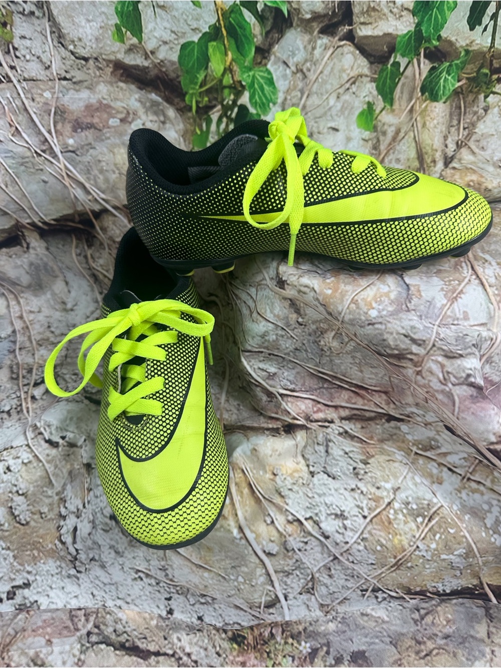 Nike volt  youth soccer cleats, size 3 black vault (neon, yellow/green)